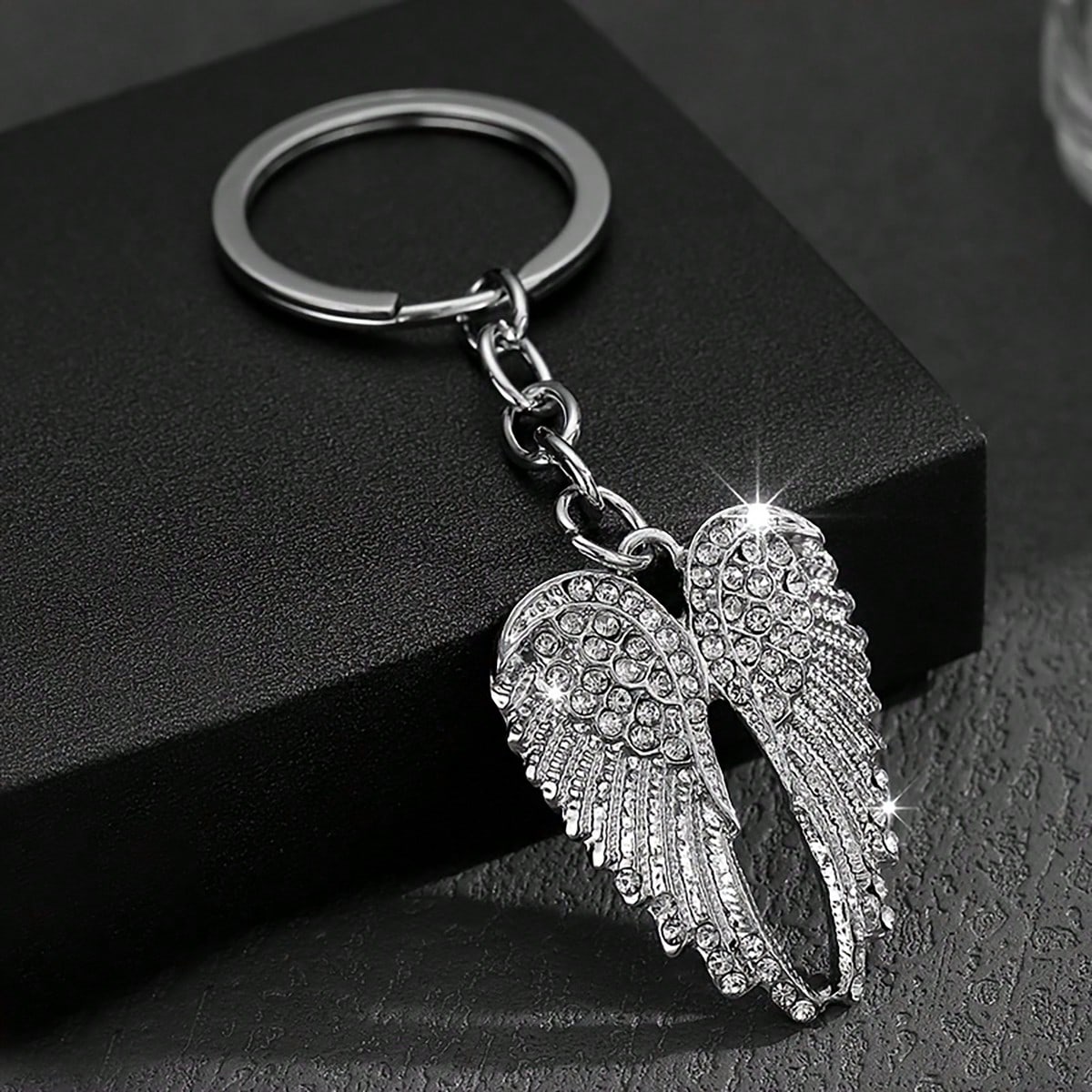 Fashionable Angel Wings Keychain- Shiny Angel Wings Keyring, Enamel Angel Wings Pendant Keychain, Rivet Design, Durable Metal Wings Accessory, Suitable For Men And Women, Couple's Daily Gift, Cute Wi