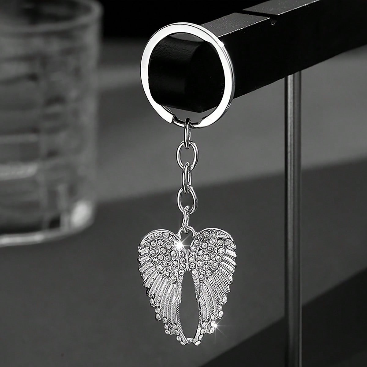 Fashionable Angel Wings Keychain- Shiny Angel Wings Keyring, Enamel Angel Wings Pendant Keychain, Rivet Design, Durable Metal Wings Accessory, Suitable For Men And Women, Couple's Daily Gift, Cute Wi