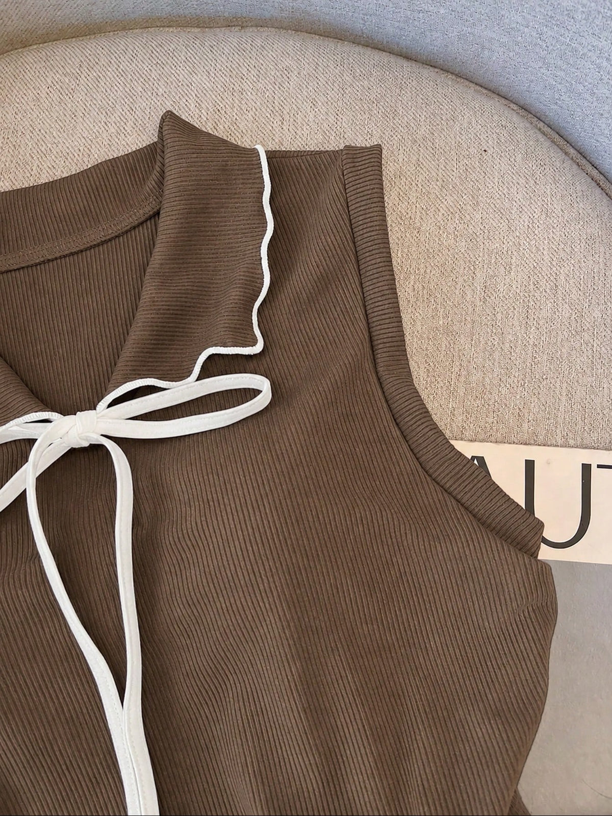 Franclia Spring/Summer Minimalist Preppy Cute Brown And White Sleeveless Lapel Top, Contrast Color Lace-Up Bow Decor, Loose Slimming Women's Tank Top Brunch
