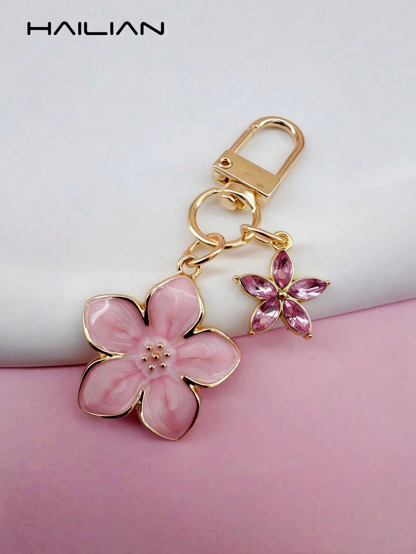 HAILIAN This Lightweight And Elegant Sakura-Shaped Keychain Is Made Of Alloy Material, Designed Specifically For Women, And Features A 5-Petal Small Flower As A Bag Charm. A Travel Accessory, It Can B