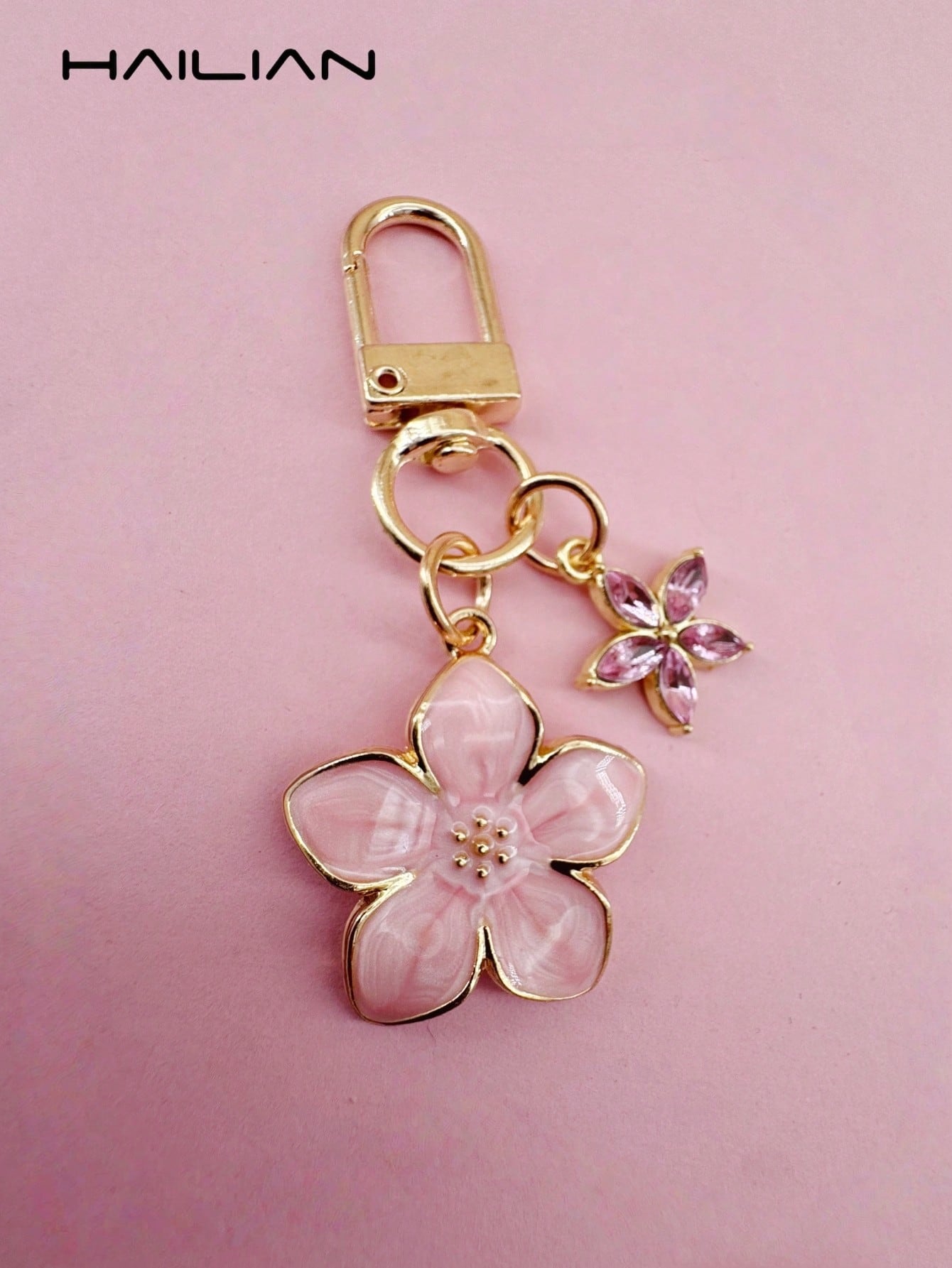 HAILIAN This Lightweight And Elegant Sakura-Shaped Keychain Is Made Of Alloy Material, Designed Specifically For Women, And Features A 5-Petal Small Flower As A Bag Charm. A Travel Accessory, It Can B