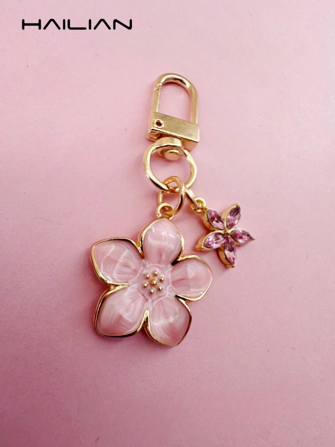 HAILIAN This Lightweight And Elegant Sakura-Shaped Keychain Is Made Of Alloy Material, Designed Specifically For Women, And Features A 5-Petal Small Flower As A Bag Charm. A Travel Accessory, It Can B
