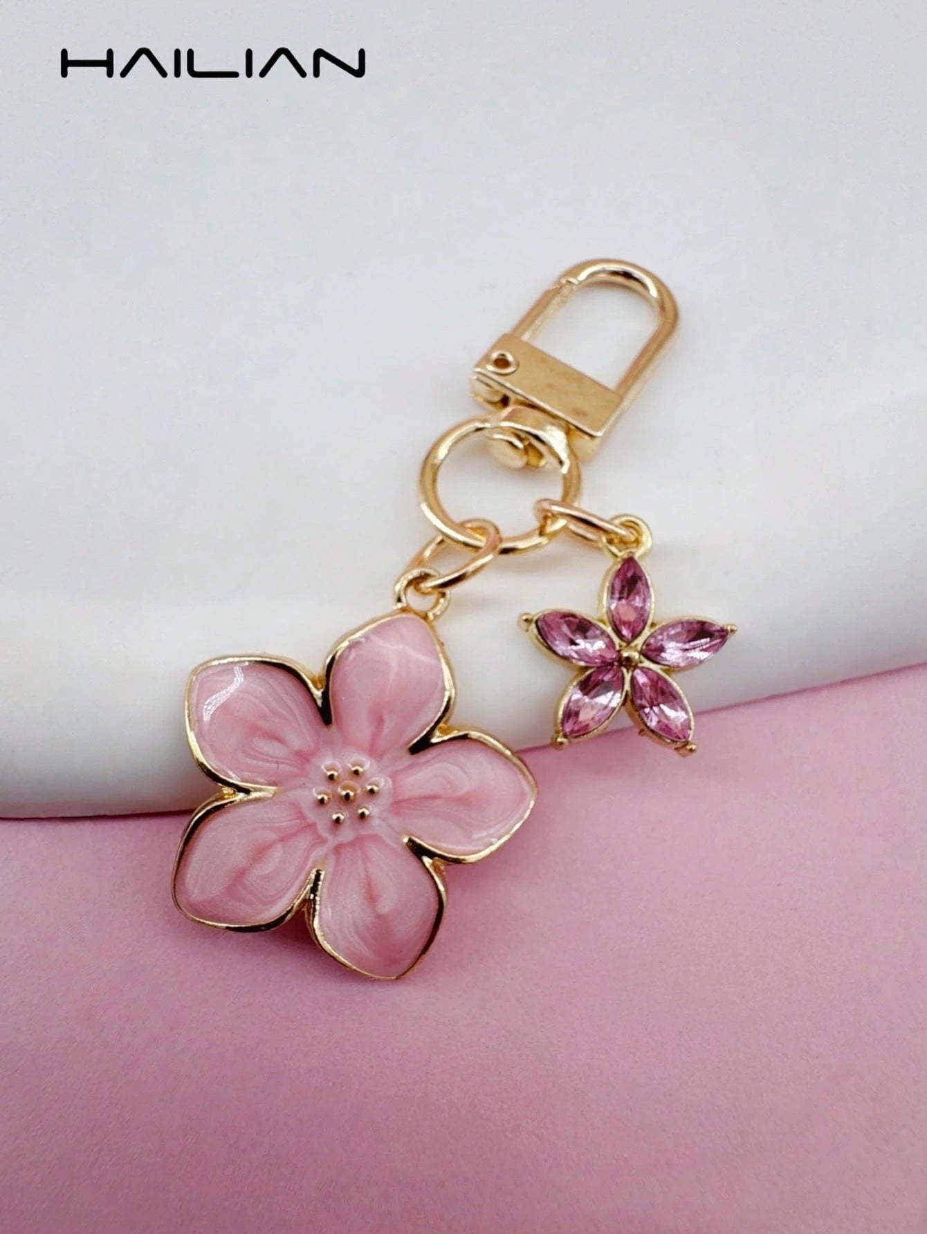 HAILIAN This Lightweight And Elegant Sakura-Shaped Keychain Is Made Of Alloy Material, Designed Specifically For Women, And Features A 5-Petal Small Flower As A Bag Charm. A Travel Accessory, It Can B