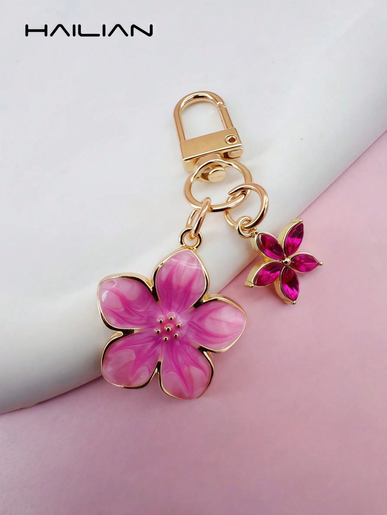 HAILIAN This Lightweight And Elegant Sakura-Shaped Keychain Is Made Of Alloy Material, Designed Specifically For Women, And Features A 5-Petal Small Flower As A Bag Charm. A Travel Accessory, It Can B