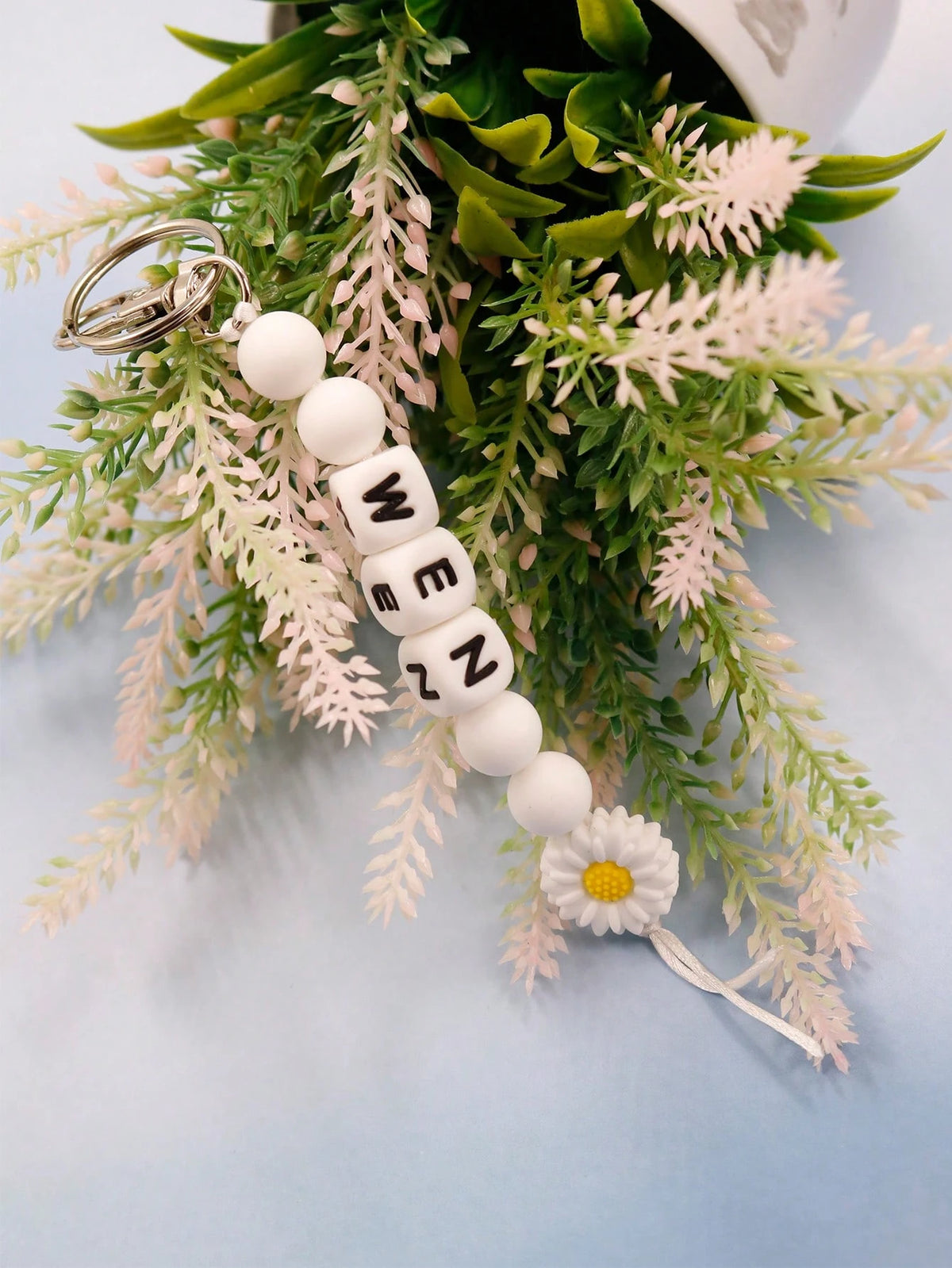 LICVIC Customized Keychain, Personalized Daisy Silicone Bead Pendant, Keychain With Beaded Letters, Backpack, Handbag Charms, Unisex Keychain, Children's Keychain, Gift For Friends, Family, Students