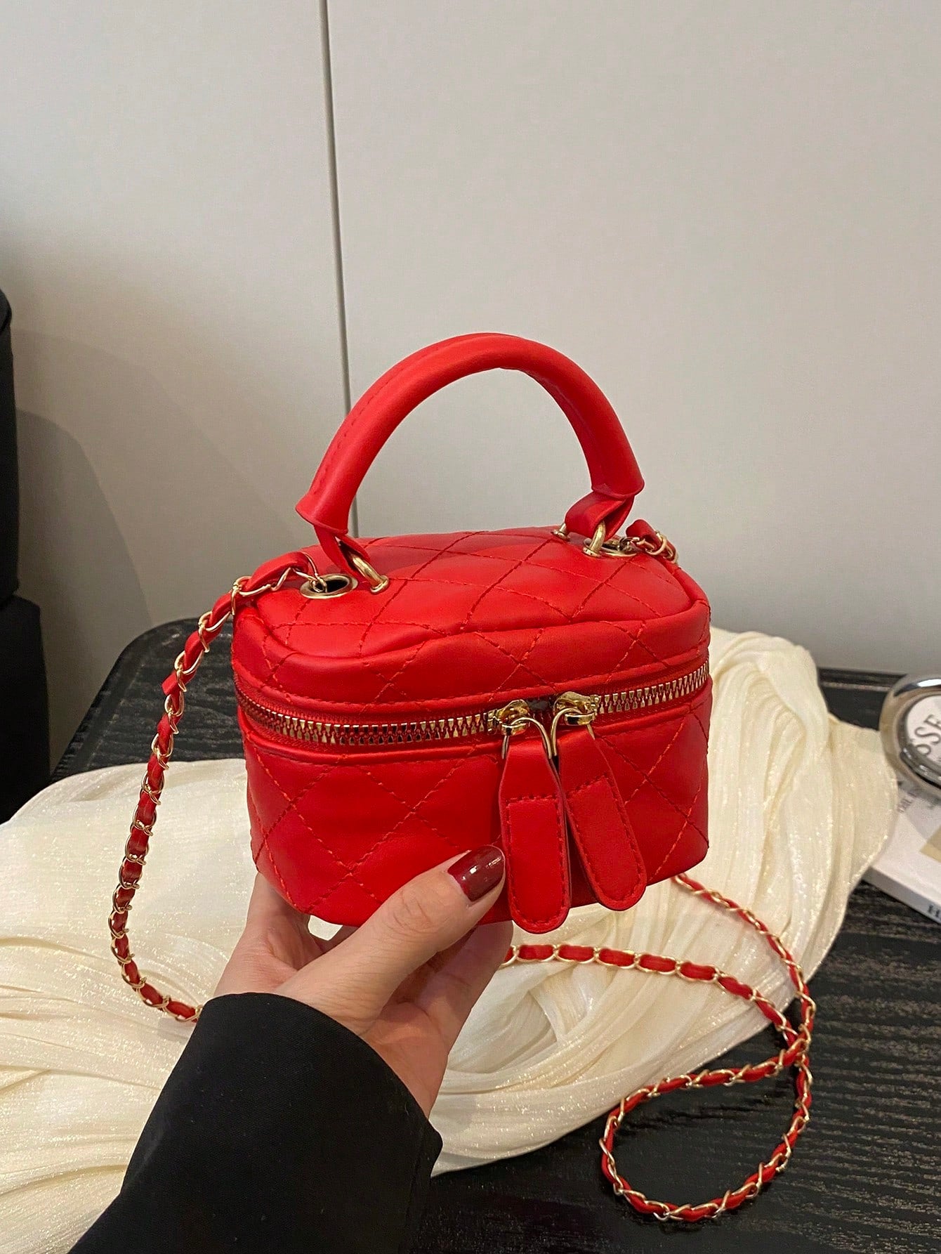 Lightweight Mini Chain Bag Quilted Handbag Bucket Bag Suitable For Girls, College Students And Office Workers