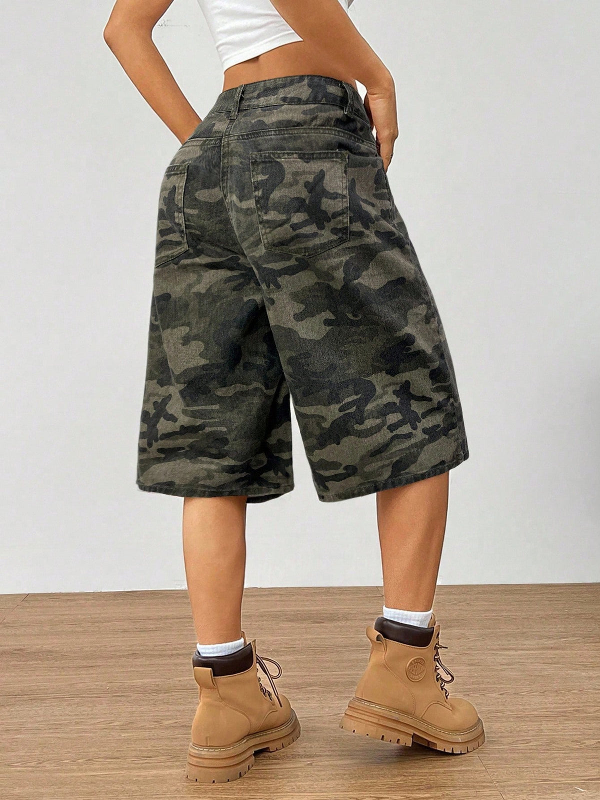 Muchica Women's Camouflage Pattern Pocket Loose Casual Bermuda Shorts Women Cargo Shorts Camo Shorts