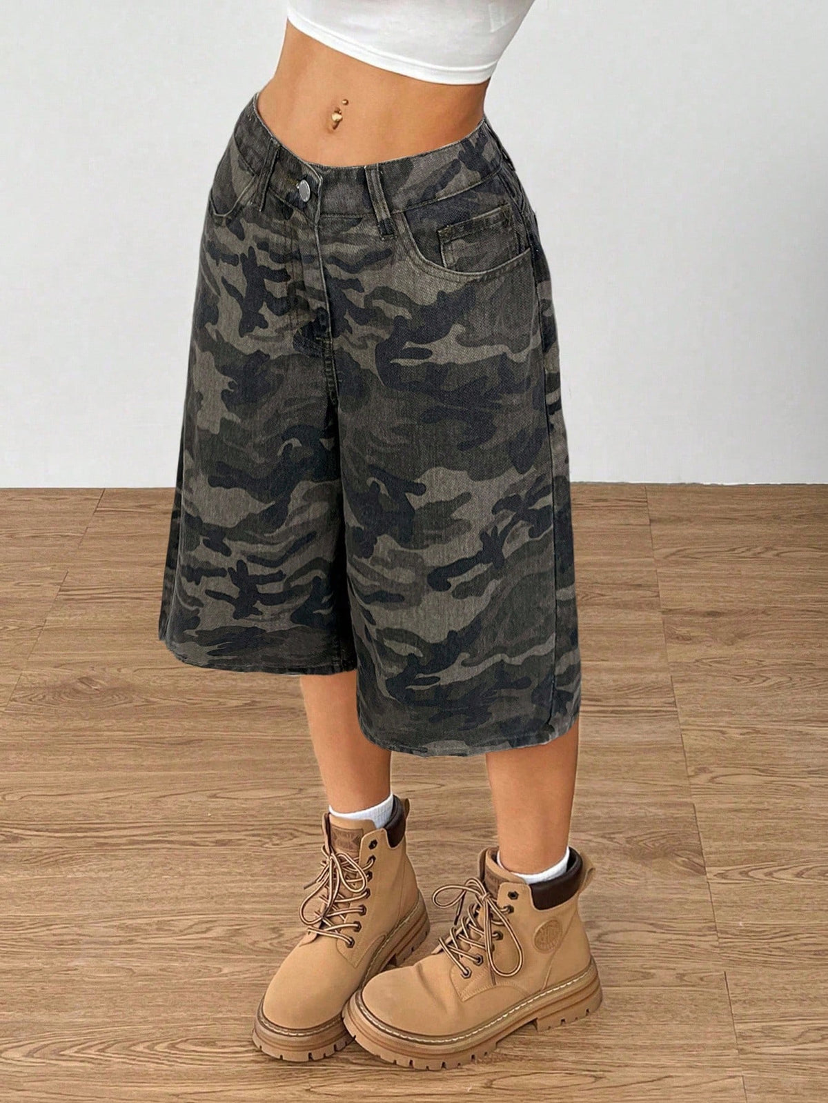 Muchica Women's Camouflage Pattern Pocket Loose Casual Bermuda Shorts Women Cargo Shorts Camo Shorts