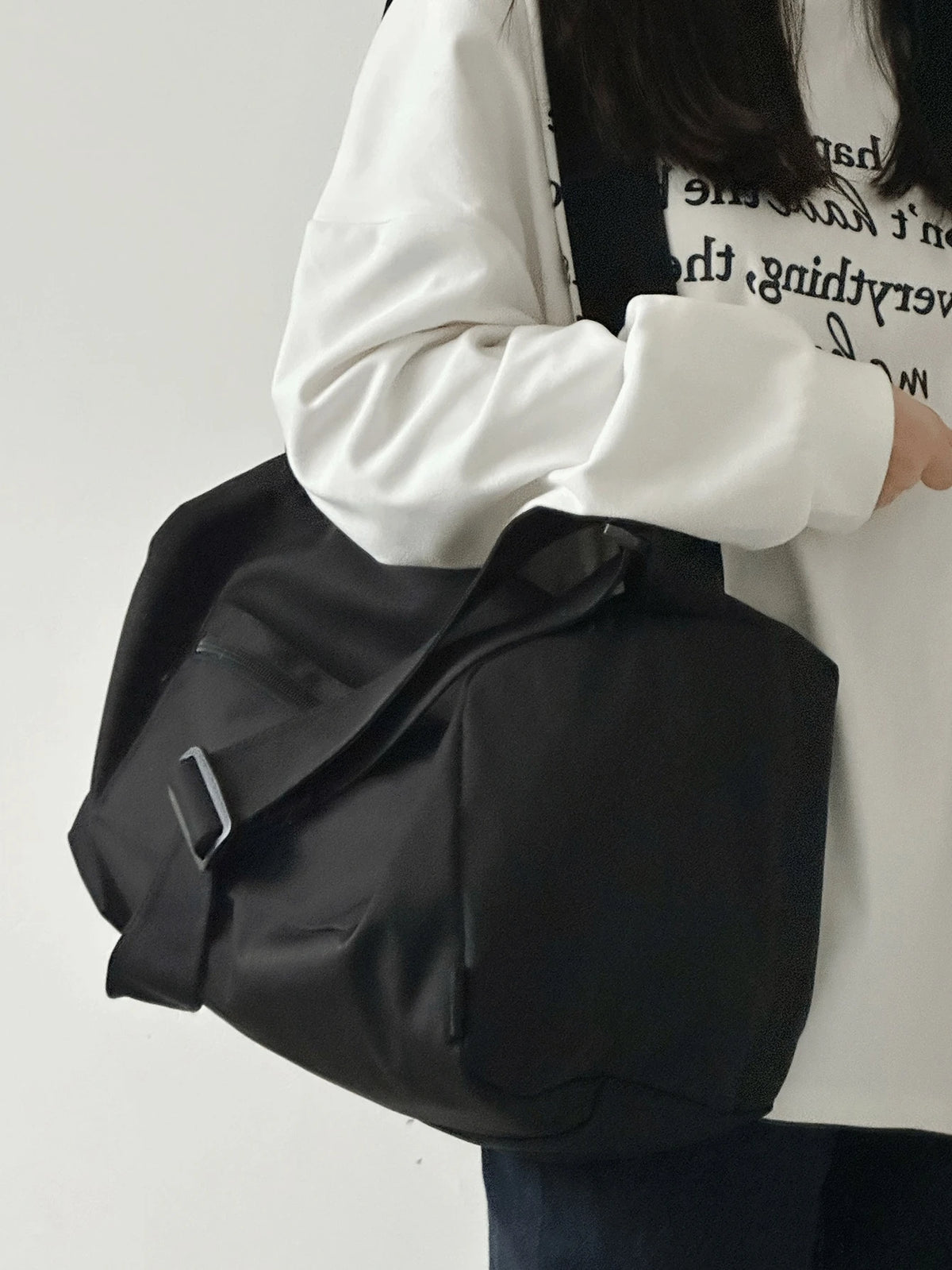 New Fashion Classic Solid Color, Large Capacity Multi-Pocket, With Earphone, Lightweight And Portable Design, One Shoulder Bag Suitable For Outdoor Travel And Short Trips, Bag Length 14.96in Width 8.6