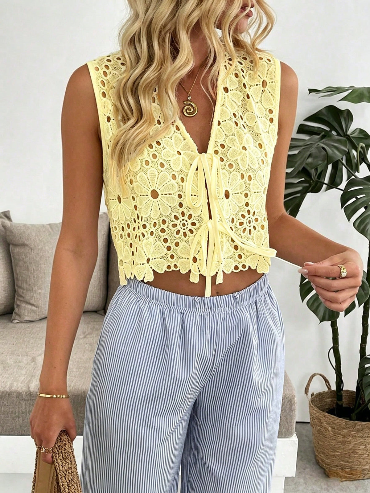 Pariaura Women's Lace Hollow-Out Embroidered Sleeveless Elegant Tank Top
