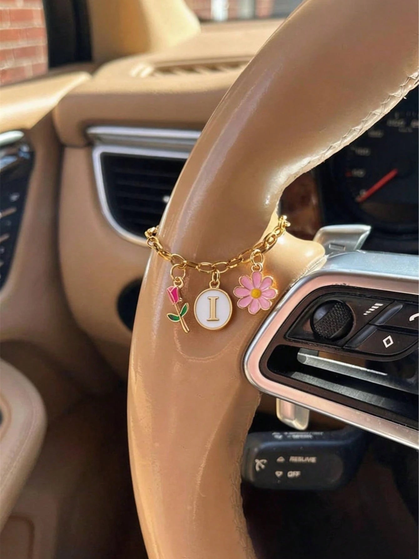 Personalized Initial Car Steering Wheel Hanging Ornament, Gold-Plated Chain With Tulip And Daisy Pendant, Customized Letter A-Z Car Interior Decoration, Suitable For Women