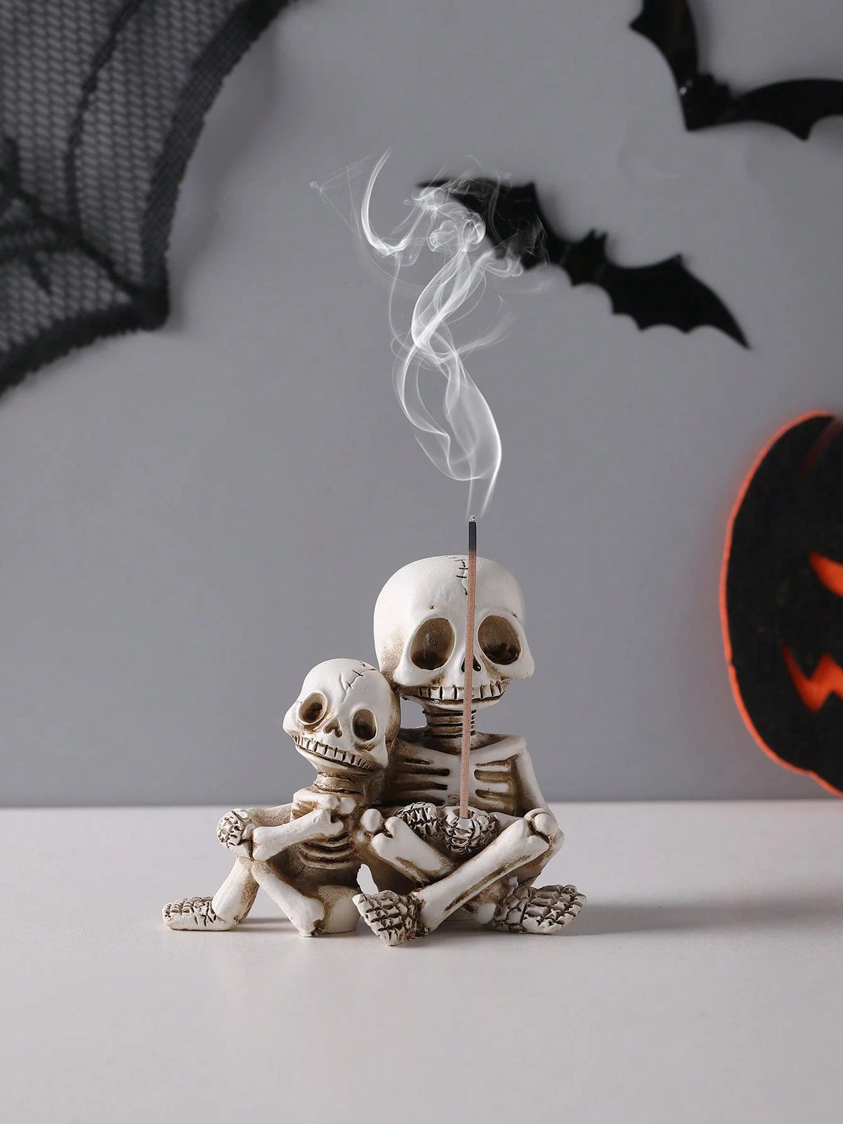 SHEIN1pc Skeleton Incense Stick Holder Figurines, Straw Hat Single Skull & Parent-Child Hugging Double Skull Resin Incense Burner, Gothic Halloween Desktop Aromatherapy Decor Ornaments