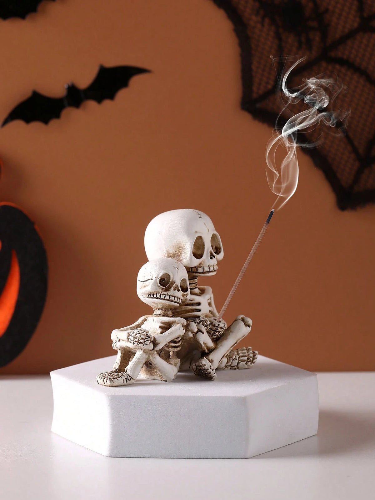 SHEIN1pc Skeleton Incense Stick Holder Figurines, Straw Hat Single Skull & Parent-Child Hugging Double Skull Resin Incense Burner, Gothic Halloween Desktop Aromatherapy Decor Ornaments