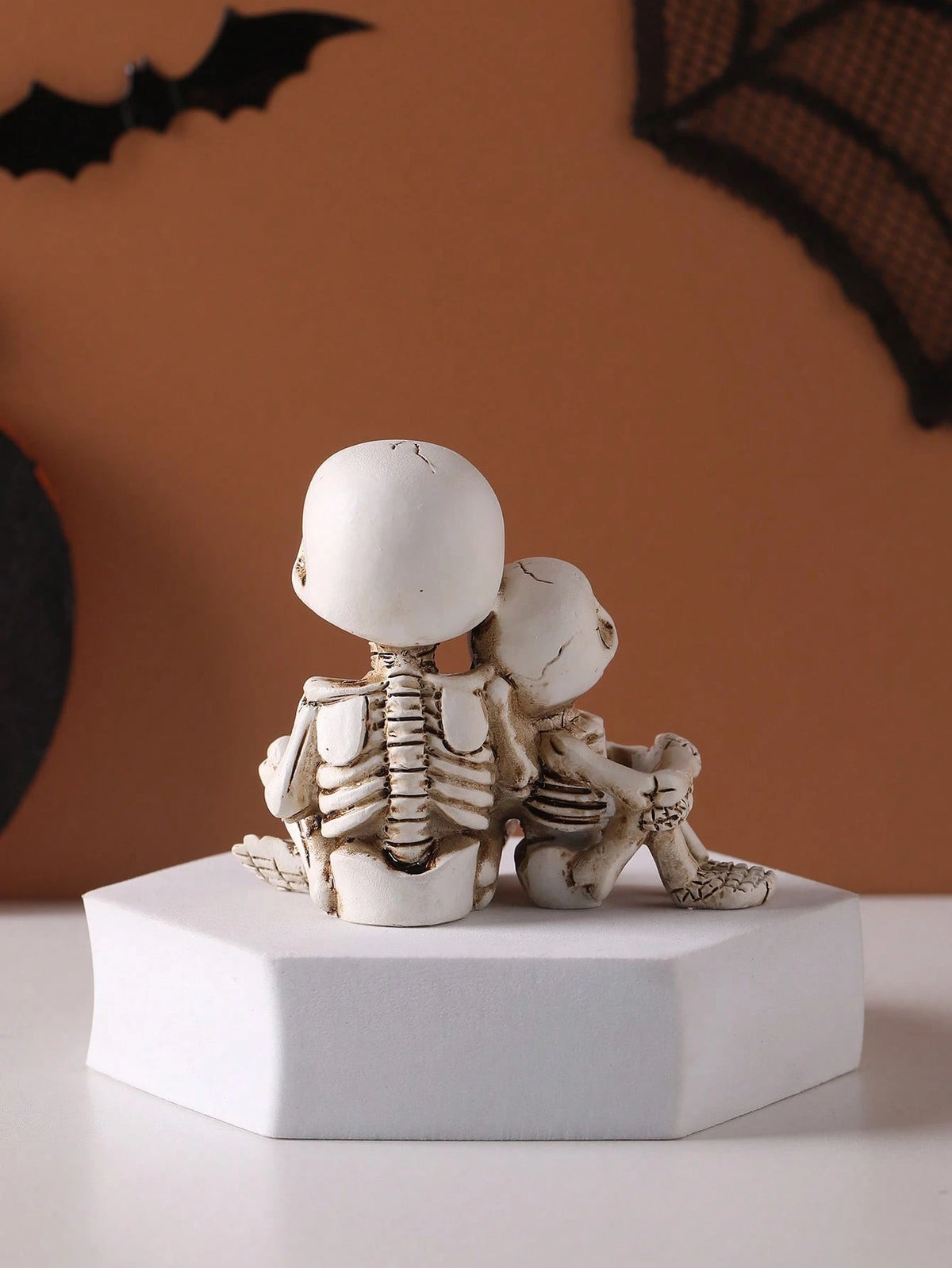 SHEIN1pc Skeleton Incense Stick Holder Figurines, Straw Hat Single Skull & Parent-Child Hugging Double Skull Resin Incense Burner, Gothic Halloween Desktop Aromatherapy Decor Ornaments