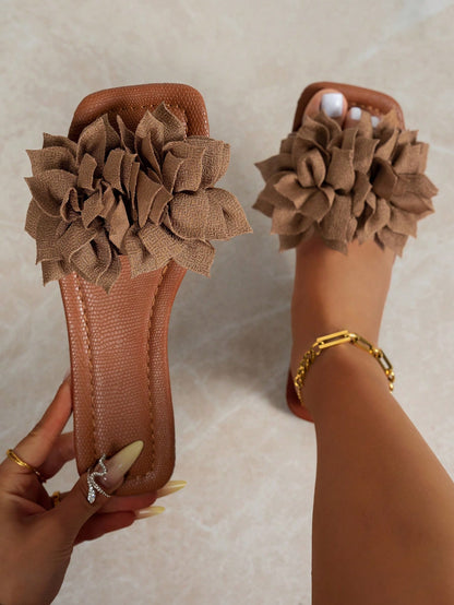 Spring/Summer New Women's Slippers, Fashionable Casual Style, Roman Design, Slip-On, Beige Flat Embroidered Design, Recommended By Fashion Bloggers, Desert Key French High-End Feeling Slippers, New Fa