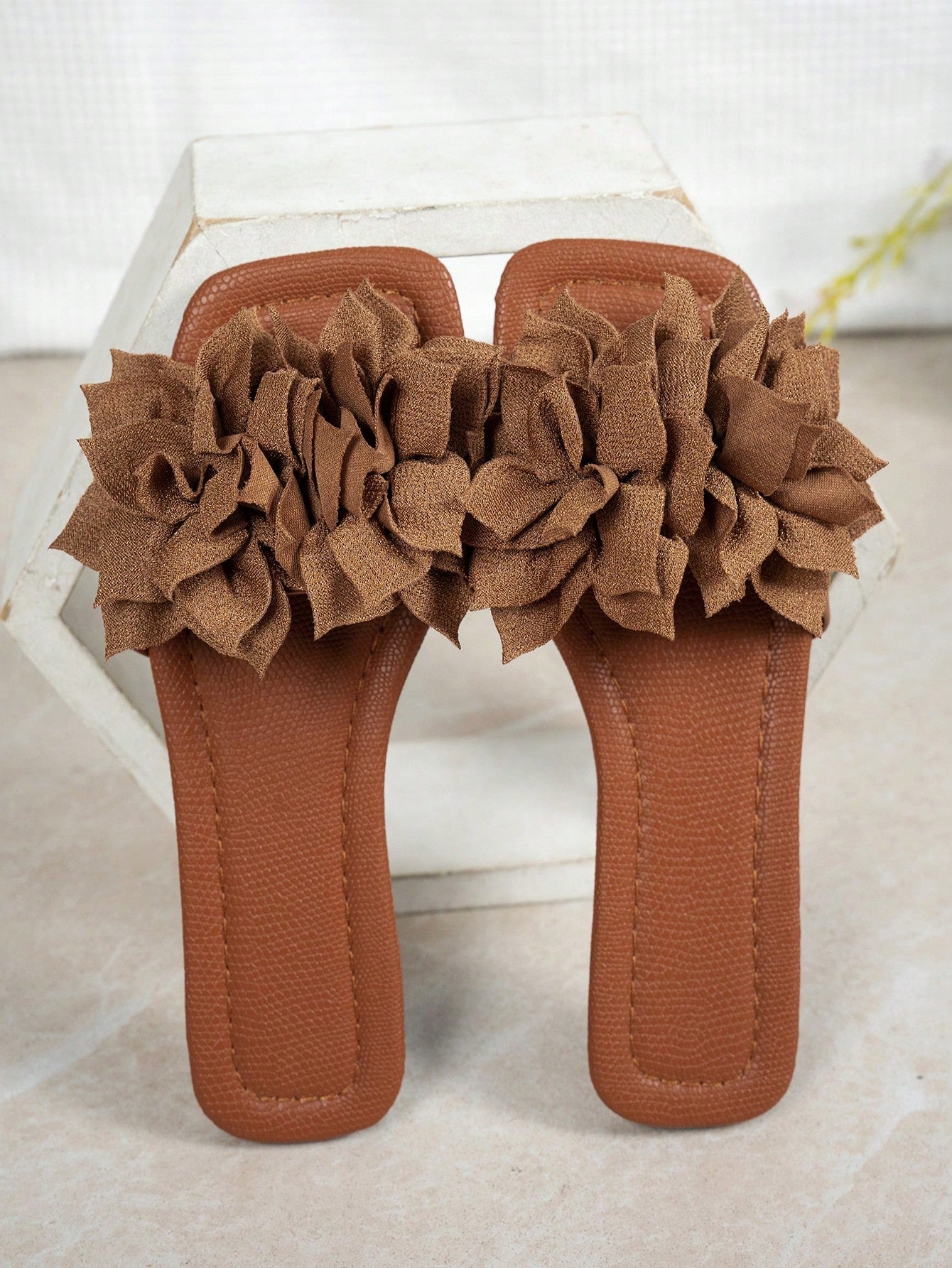 Spring/Summer New Women's Slippers, Fashionable Casual Style, Roman Design, Slip-On, Beige Flat Embroidered Design, Recommended By Fashion Bloggers, Desert Key French High-End Feeling Slippers, New Fa
