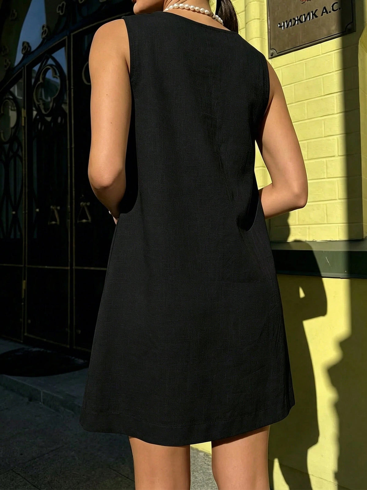 Spring/Summer Sleeveless V-Neck Cotton Linen A-Line Short Dress, Suitable For Vacations And Everyday Casual Wear. Black Beach