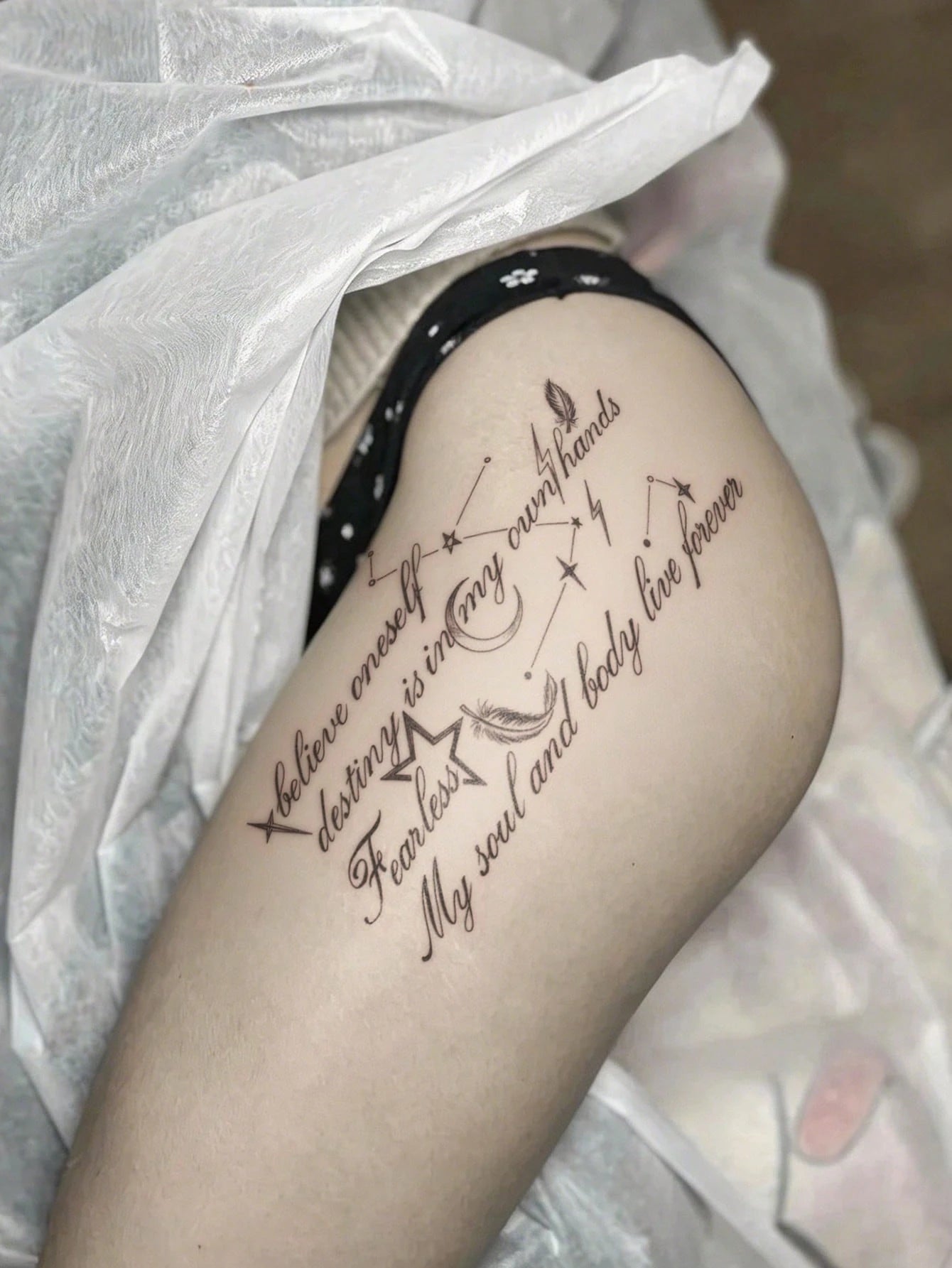 STARTTOOS 1pc Large Arm Tattoo Sticker, Black Star Moon Feather English Cursive Pattern, Temporary Tattoo Sticker For Arm, Waist, Abdomen, Shoulder, Neck, Collarbone, Leg, Party Gift, Holiday Gift
