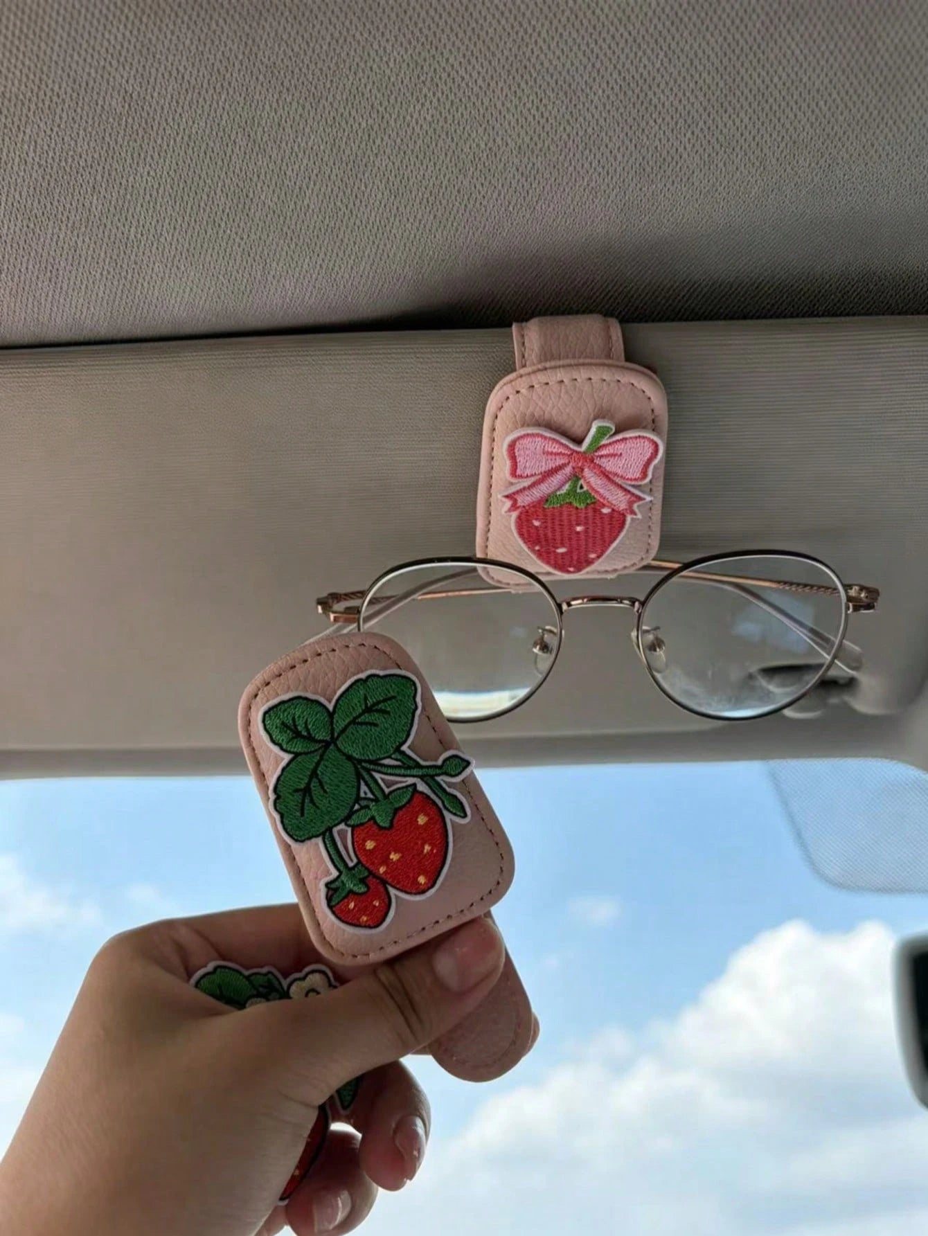 Strawberry Embroidered Car Glasses Clip, Car Sun Visor Fashion Glasses Holder, Multi-Function Ticket Clip, Car Interior Decoration, Pink Leather Strawberry Car Glasses Clip, Universal Sun Visor Fashio