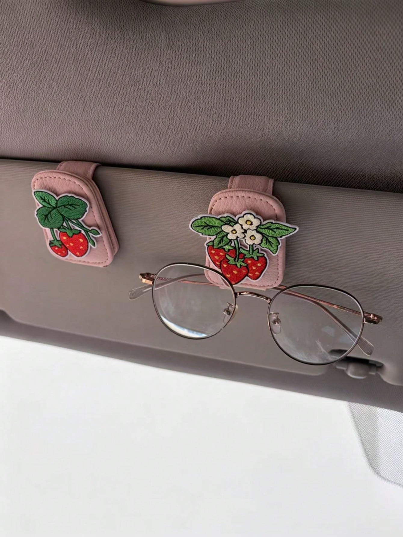 Strawberry Embroidered Car Glasses Clip, Car Sun Visor Fashion Glasses Holder, Multi-Function Ticket Clip, Car Interior Decoration, Pink Leather Strawberry Car Glasses Clip, Universal Sun Visor Fashio