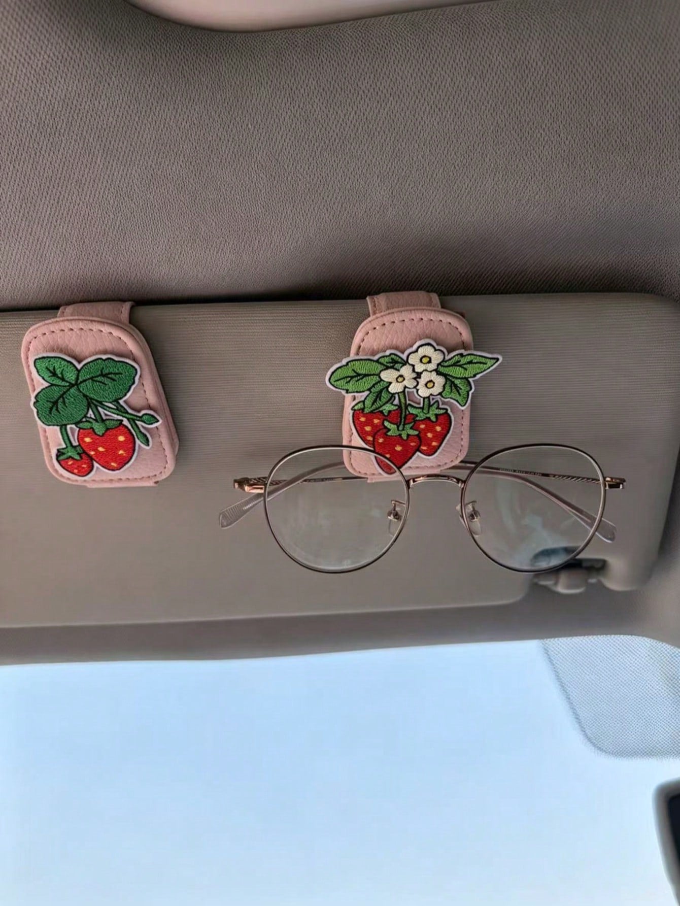 Strawberry Embroidered Car Glasses Clip, Car Sun Visor Fashion Glasses Holder, Multi-Function Ticket Clip, Car Interior Decoration, Pink Leather Strawberry Car Glasses Clip, Universal Sun Visor Fashio