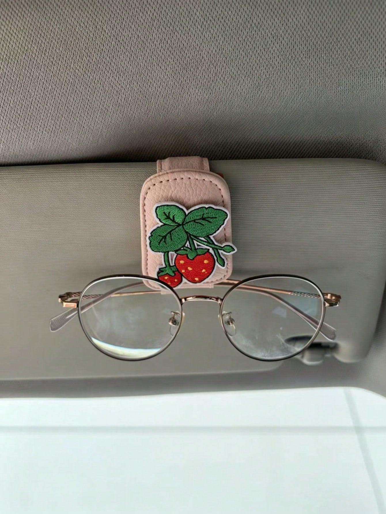 Strawberry Embroidered Car Glasses Clip, Car Sun Visor Fashion Glasses Holder, Multi-Function Ticket Clip, Car Interior Decoration, Pink Leather Strawberry Car Glasses Clip, Universal Sun Visor Fashio