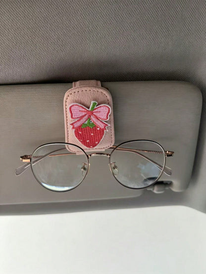 Strawberry Embroidered Car Glasses Clip, Car Sun Visor Fashion Glasses Holder, Multi-Function Ticket Clip, Car Interior Decoration, Pink Leather Strawberry Car Glasses Clip, Universal Sun Visor Fashio