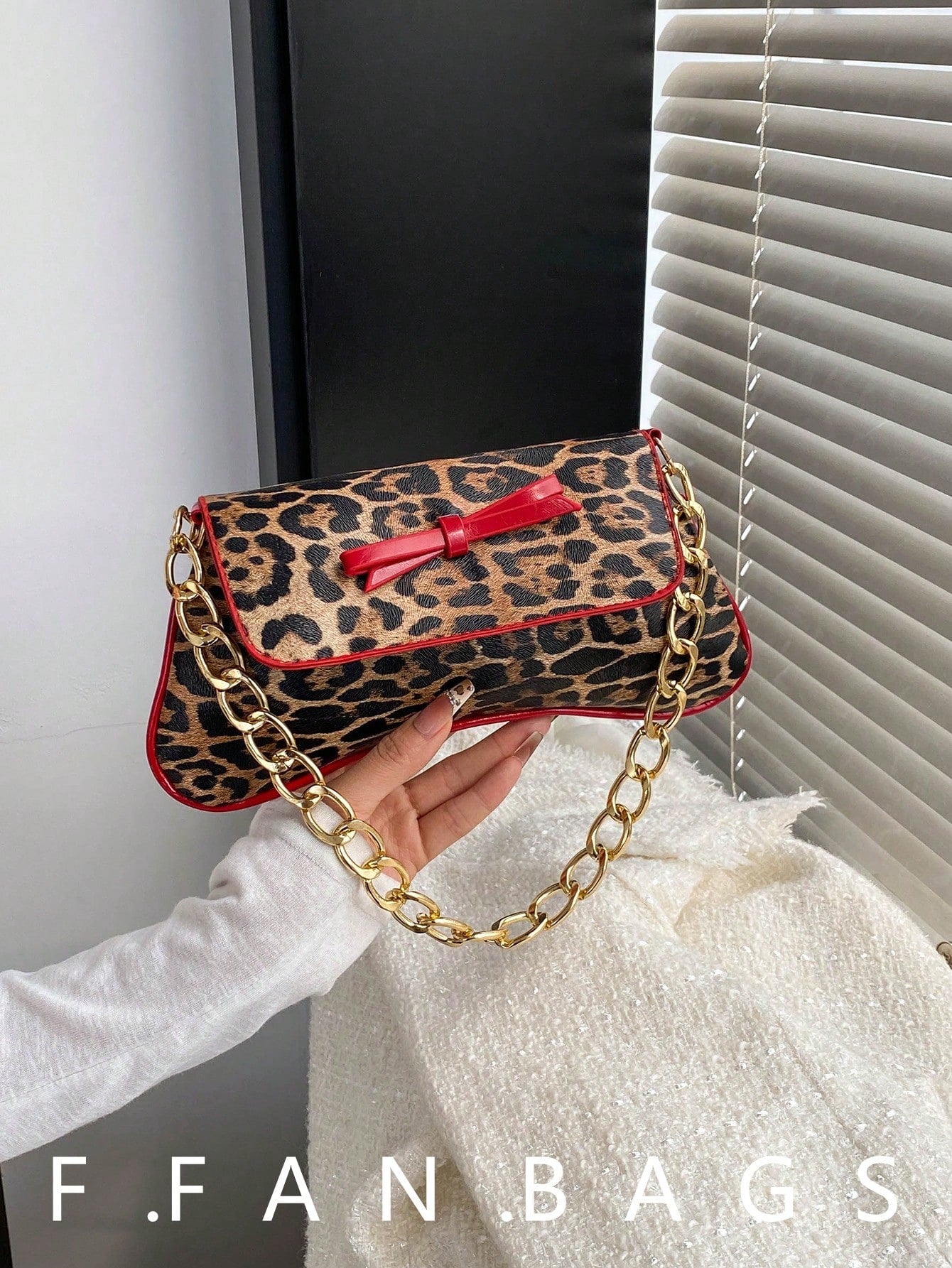 This New Shoulder Bag Features A Simple And Stylish Design, Decorated With A Leopard Print Pattern And A Striking Color Contrast. It Has A Foldable Design, Allowing It To Be Used As A Clutch, Shoulder