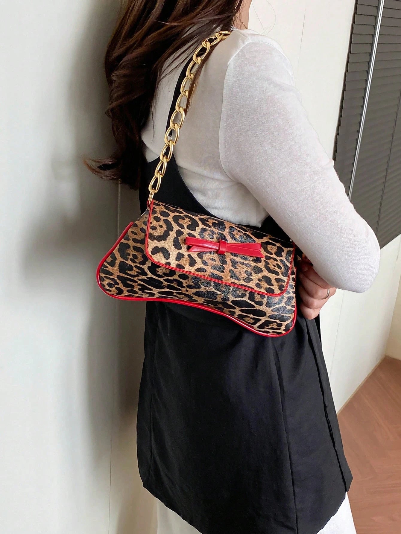 This New Shoulder Bag Features A Simple And Stylish Design, Decorated With A Leopard Print Pattern And A Striking Color Contrast. It Has A Foldable Design, Allowing It To Be Used As A Clutch, Shoulder