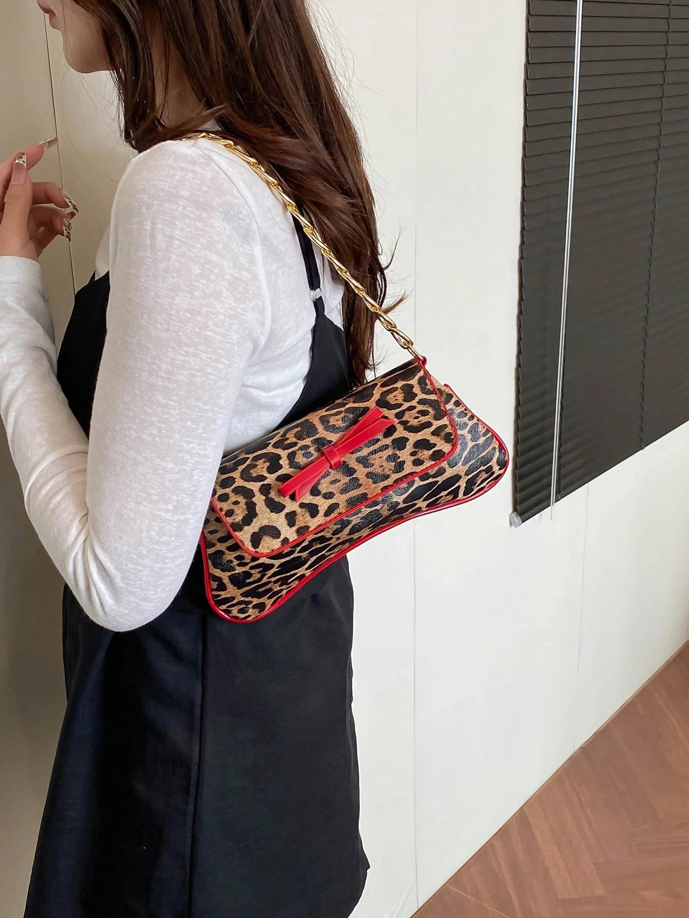 This New Shoulder Bag Features A Simple And Stylish Design, Decorated With A Leopard Print Pattern And A Striking Color Contrast. It Has A Foldable Design, Allowing It To Be Used As A Clutch, Shoulder