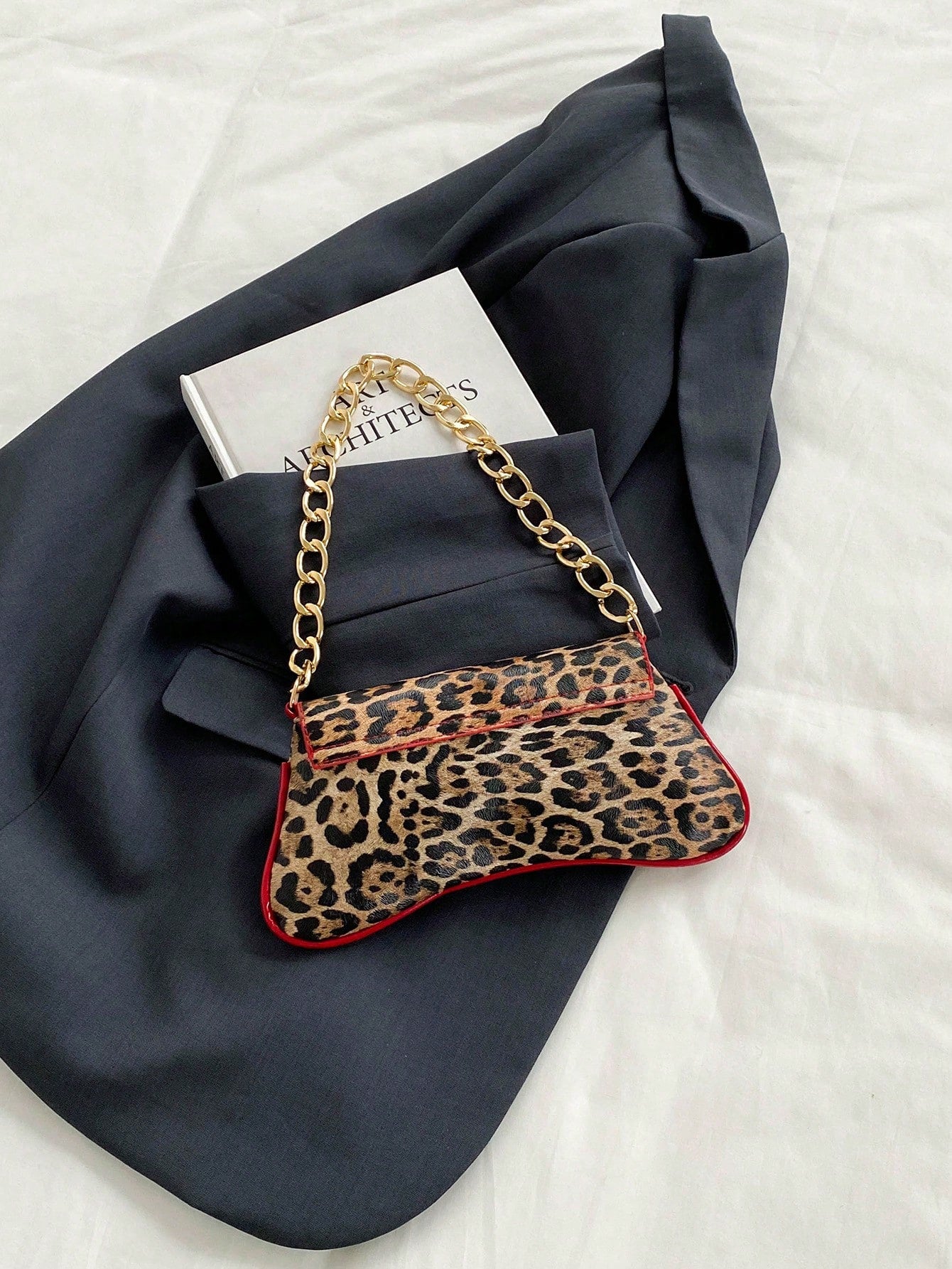 This New Shoulder Bag Features A Simple And Stylish Design, Decorated With A Leopard Print Pattern And A Striking Color Contrast. It Has A Foldable Design, Allowing It To Be Used As A Clutch, Shoulder