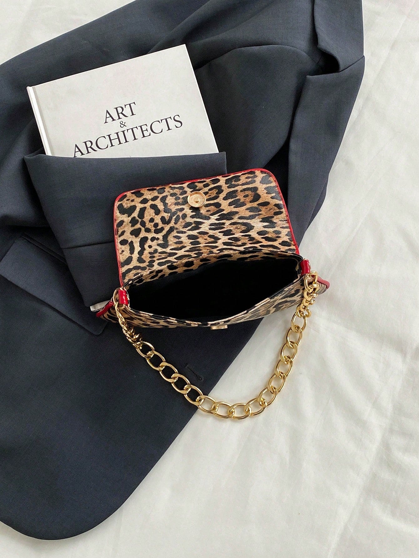 This New Shoulder Bag Features A Simple And Stylish Design, Decorated With A Leopard Print Pattern And A Striking Color Contrast. It Has A Foldable Design, Allowing It To Be Used As A Clutch, Shoulder