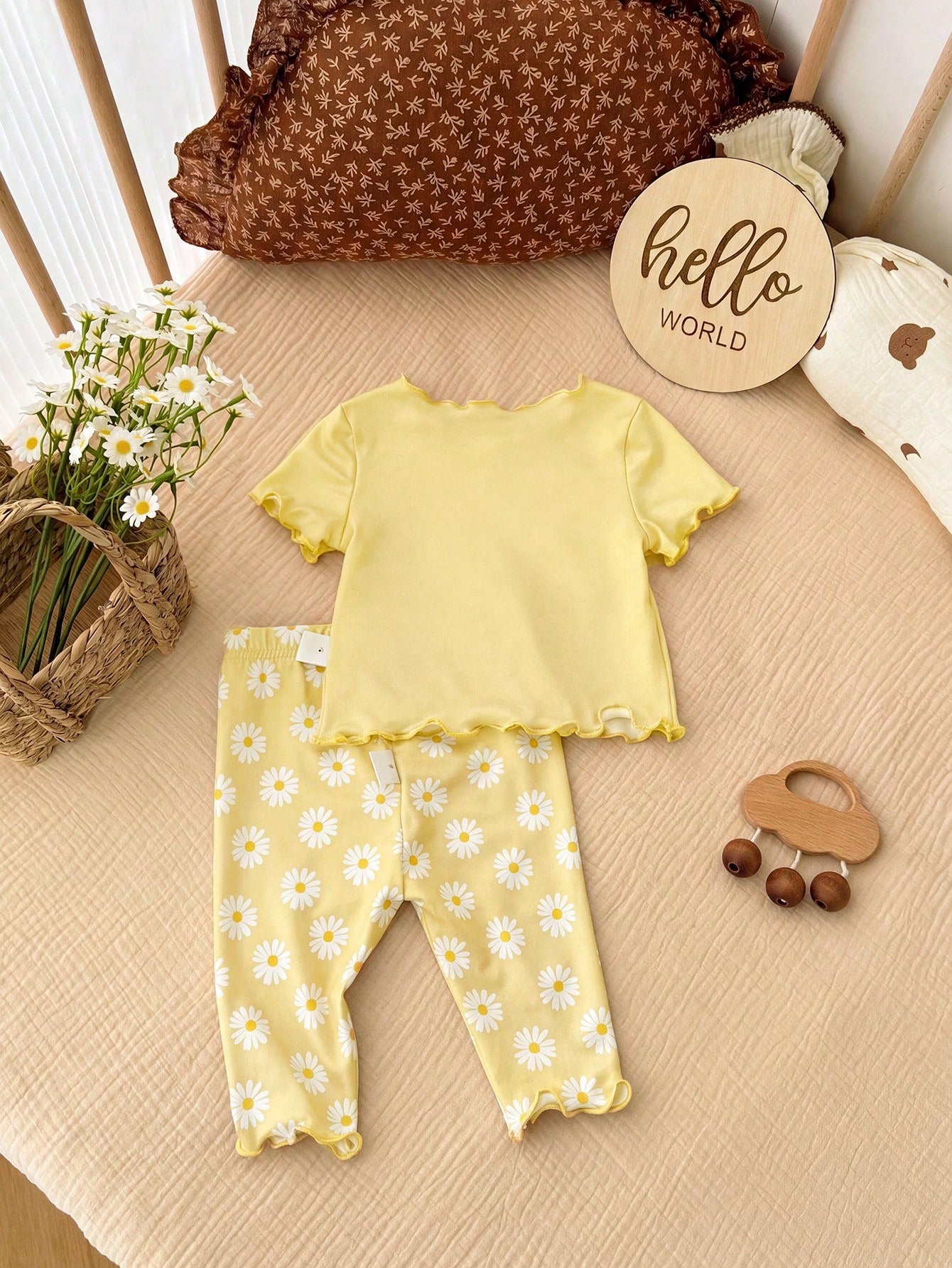 Two Pieces Set Of Newborn Baby Girl Daisy Print T-Shirts And Shorts, Perfect For Summer.
