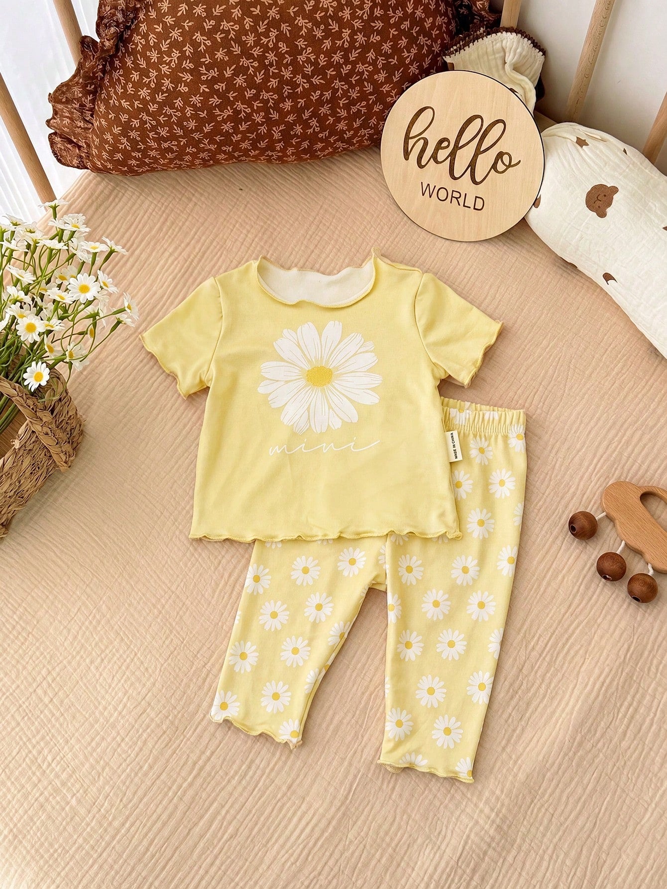 Two Pieces Set Of Newborn Baby Girl Daisy Print T-Shirts And Shorts, Perfect For Summer.
