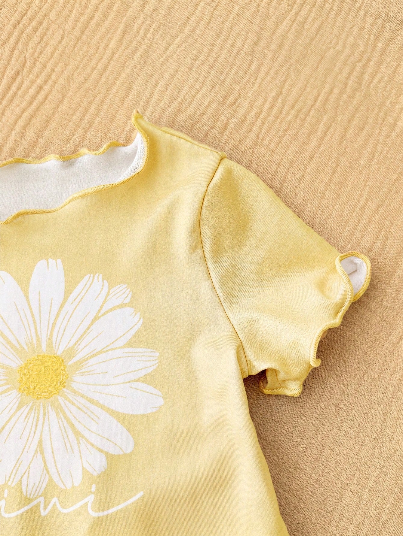 Two Pieces Set Of Newborn Baby Girl Daisy Print T-Shirts And Shorts, Perfect For Summer.