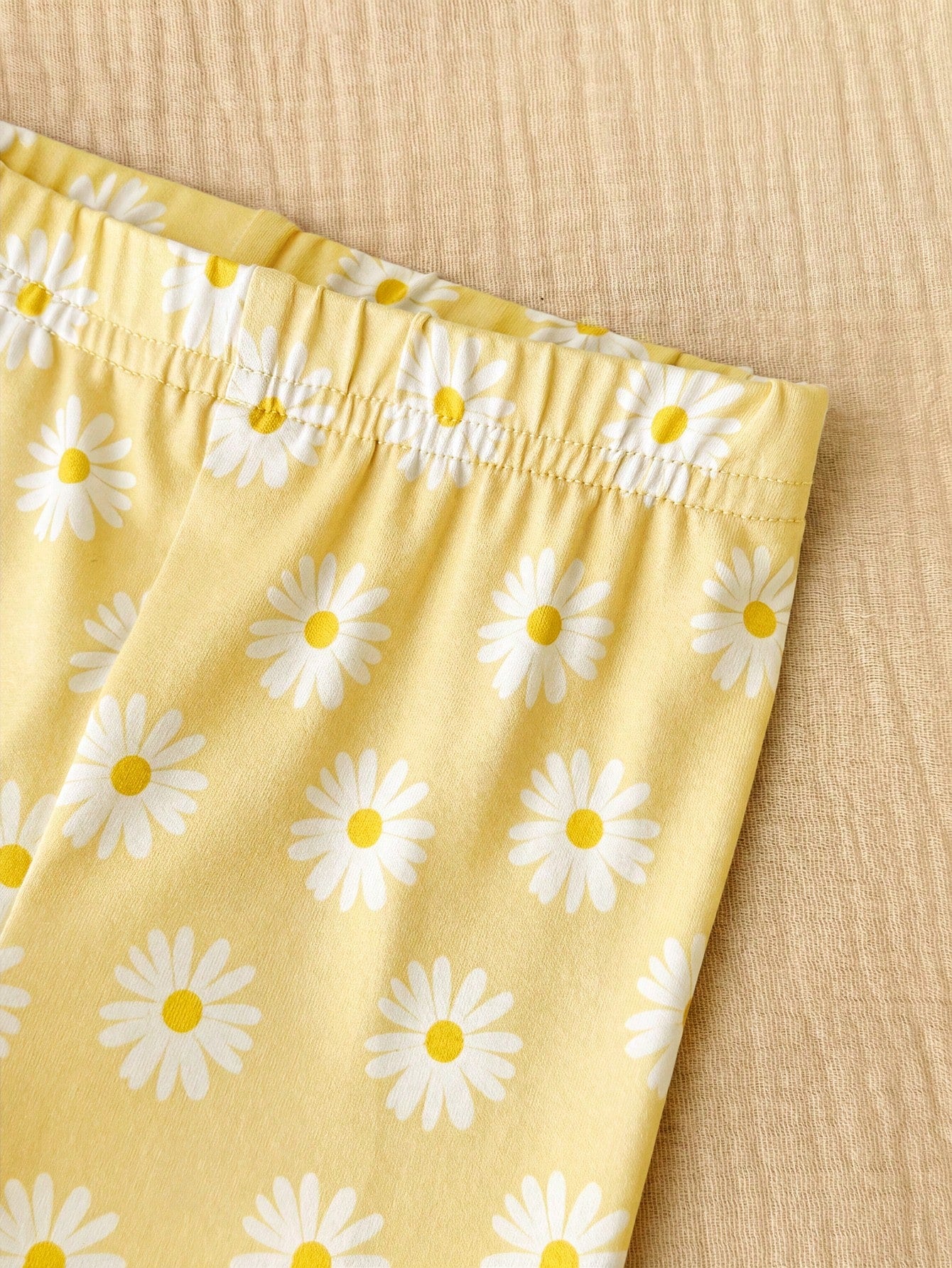 Two Pieces Set Of Newborn Baby Girl Daisy Print T-Shirts And Shorts, Perfect For Summer.