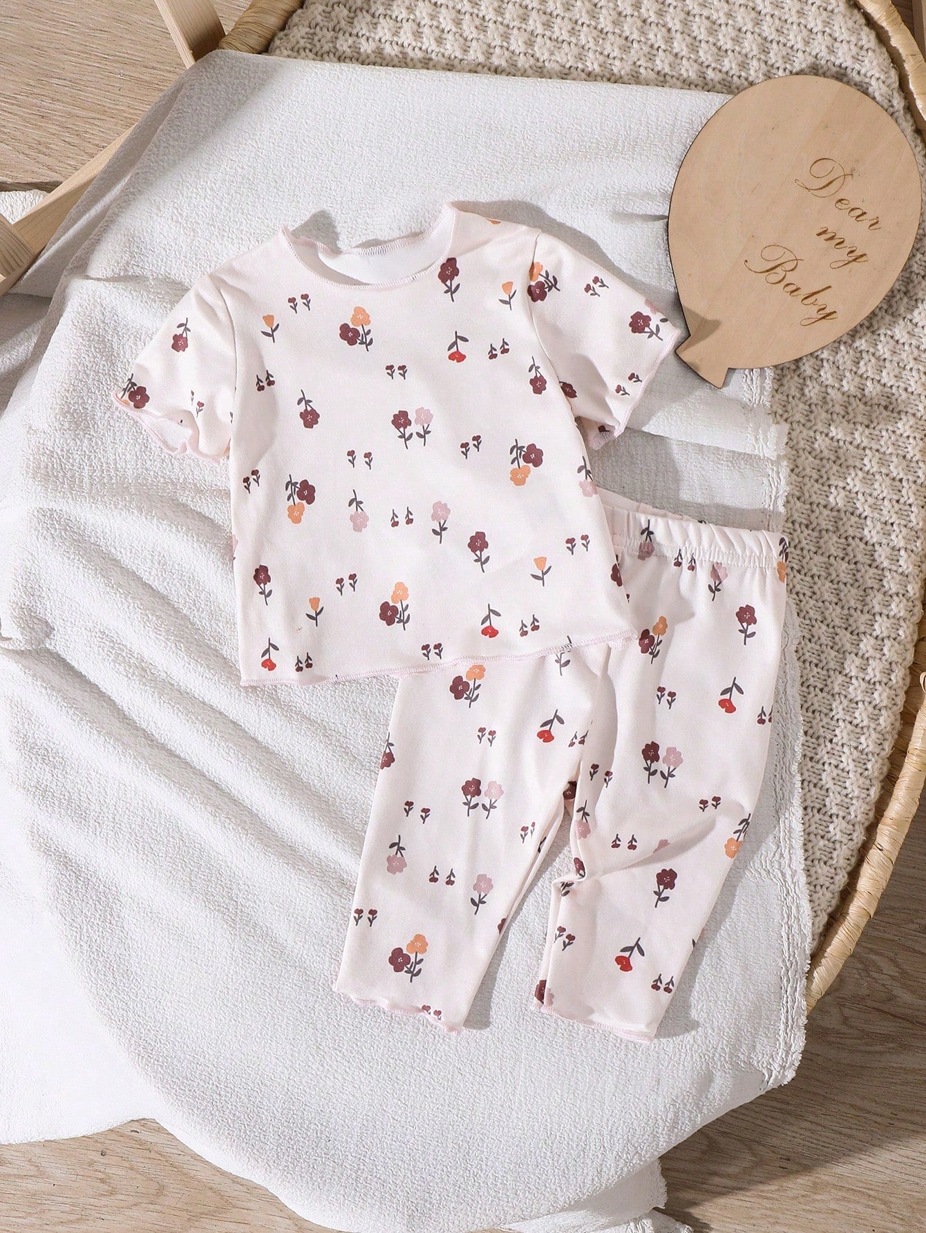 Two Pieces Set Of Newborn Baby Girl Daisy Print T-Shirts And Shorts, Perfect For Summer.