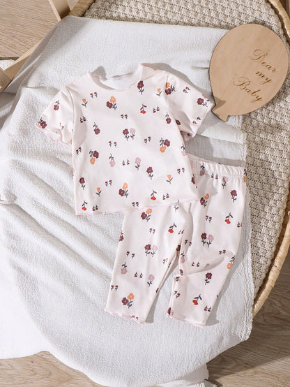 Two Pieces Set Of Newborn Baby Girl Daisy Print T-Shirts And Shorts, Perfect For Summer.