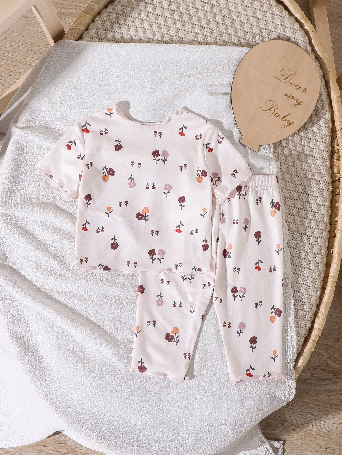Two Pieces Set Of Newborn Baby Girl Daisy Print T-Shirts And Shorts, Perfect For Summer.